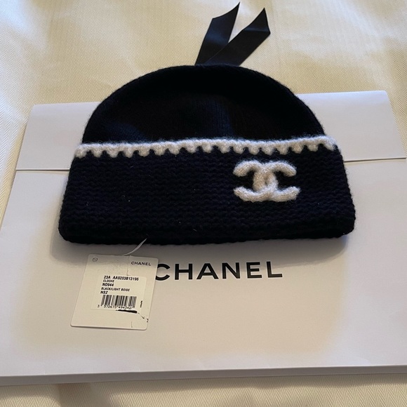 AUTHENTIC CHANEL BLACK/ LT BEIGE-BEANIE HAT AND GLOVES SET CC LOGO NEW WITH TAGS - Picture 2 of 8